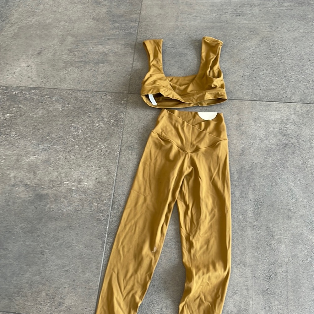 Offline by Aerie size small dark yellow/brass colored workout set NWT